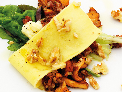 bild av Öppen lasagne med kantareller, spenat & Västerbottenscrème