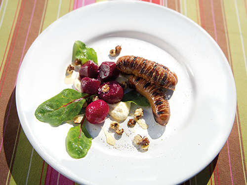 bild av Grillad isterband med inlagda rödbeter, getostcrème och glacerade hasselnötter