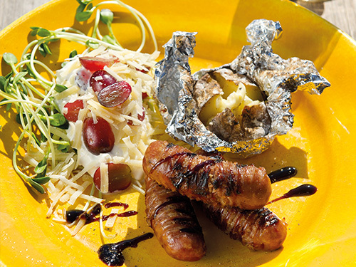 bild av Grillade isterband med bakpotatis & italiensk tzatziki